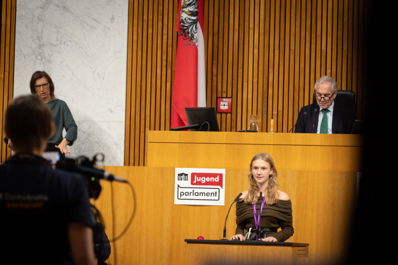 Schüler:in am Redner:innenpult