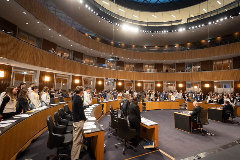 Abstimmung. Blick Richtung Sitzungsteilnehmer:innen
