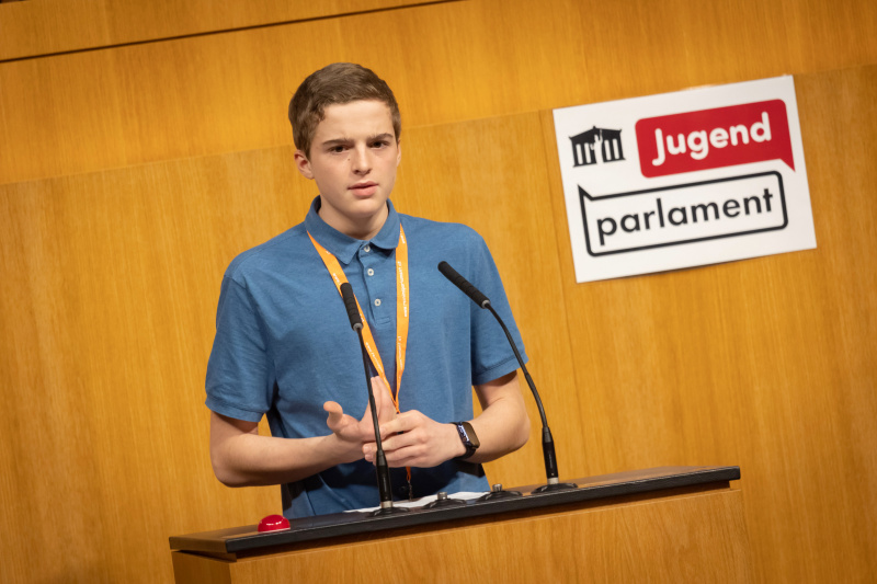 Schüler:in am Redner:innenpult