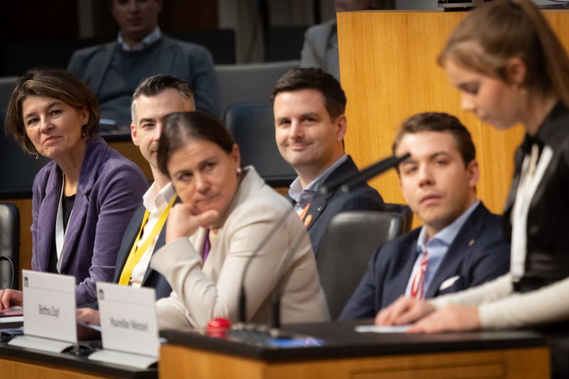 Schülerin am Redner:innenpult. Regierungsbank von links: Nationalratsabgeordneter Elisabeth Götze (GRÜNE), Nationalratsabgeordneter Christoph Pramhofer (NEOS), Nationalratsabgeordneter Bernhard Herzog (SPÖ), Nationalratsabgeordnete Bettina Zopf (ÖVP), Nationalratsabgeordneter Maximilian Weinzierl (FPÖ)