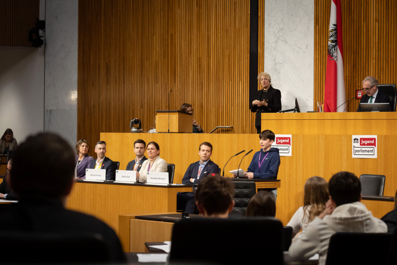 Schüler:in am Redner:innenpult