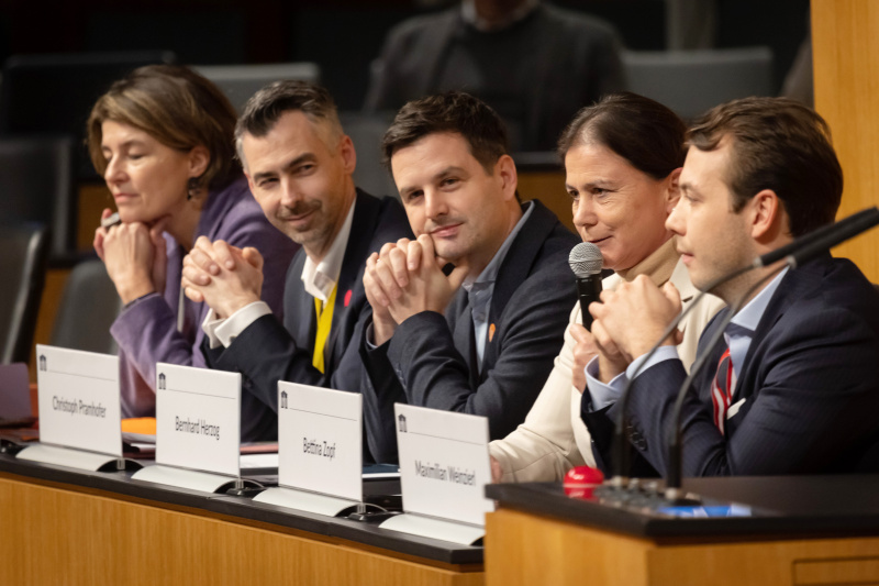 Regierungsbank von links: Nationalratsabgeordneter Elisabeth Götze (GRÜNE), Nationalratsabgeordneter Christoph Pramhofer (NEOS), Nationalratsabgeordneter Bernhard Herzog (SPÖ), Nationalratsabgeordnete Bettina Zopf (ÖVP), Nationalratsabgeordneter Maximilian Weinzierl (FPÖ)