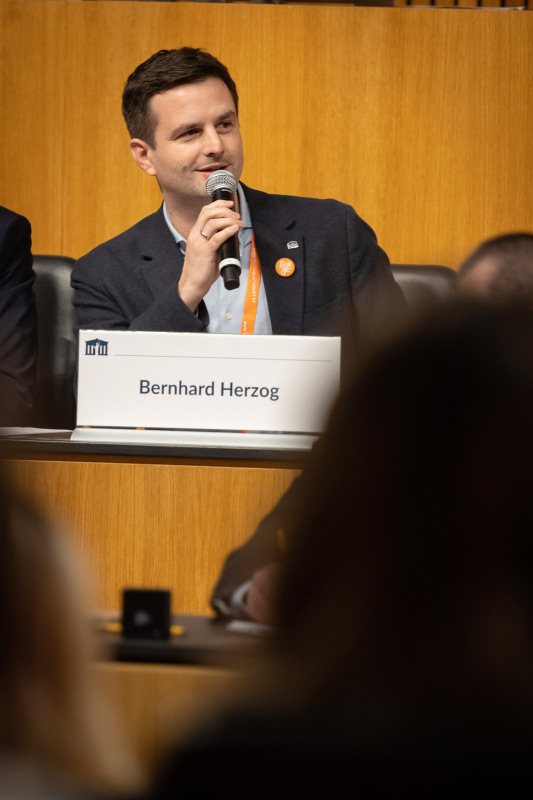 Auf der Regierungsbank:Nationalratsabgeordneter Bernhard Herzog (SPÖ)