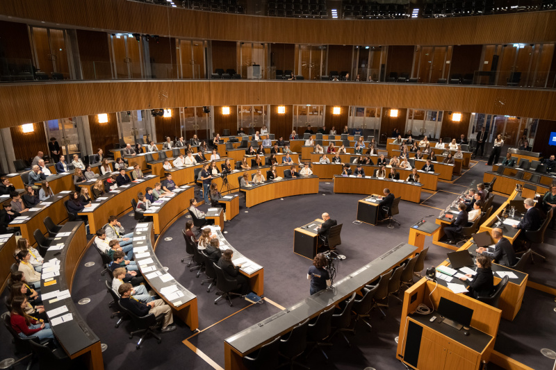 Blick in den Sitzungssaal von oben