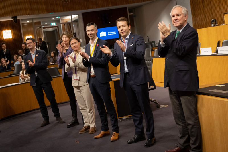 Von links: Nationalratsabgeordneter Elisabeth Götze (GRÜNE), Nationalratsabgeordneter Christoph Pramhofer (NEOS), Nationalratsabgeordneter Bernhard Herzog (SPÖ), Nationalratsabgeordnete Bettina Zopf (ÖVP), Nationalratsabgeordneter Maximilian Weinzierl (FPÖ), Nationalratspräsident Walter Rosenkranz (FPÖ),