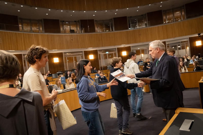 Verteilung der Teilnahmebestätigung durch Nationalratspräsident Walter Rosenkranz (FPÖ), von links: Nationalratsabgeordneter Elisabeth Götze (GRÜNE), Nationalratsabgeordneter Christoph Pramhofer (NEOS), Nationalratsabgeordneter Bernhard Herzog (SPÖ), Nationalratsabgeordnete Bettina Zopf (ÖVP), Nationalratsabgeordneter Maximilian Weinzierl (FPÖ)