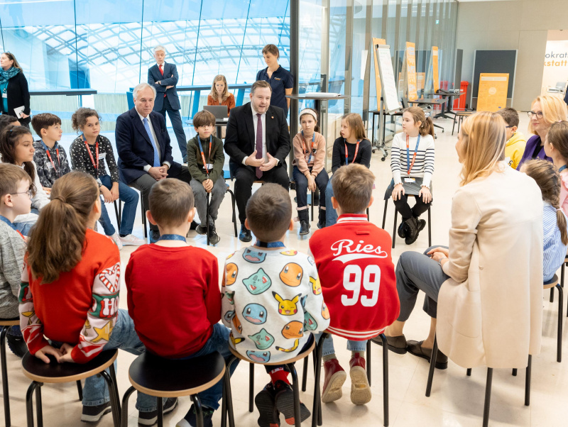 Nationalratspräsident Walter Rosenkranz (FPÖ), Bundesratspräsident Franz Ebner (ÖVP) und Dritte Nationalratspräsidentin Doris Bures (SPÖ) zu Gast in der Demokratiewerkstatt bei Schüler:innen der Volksschule II Tulln