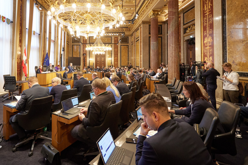 Am Redner:innenpult Vorsitzender der Bundesratsfraktion Harald Himmer (ÖVP)