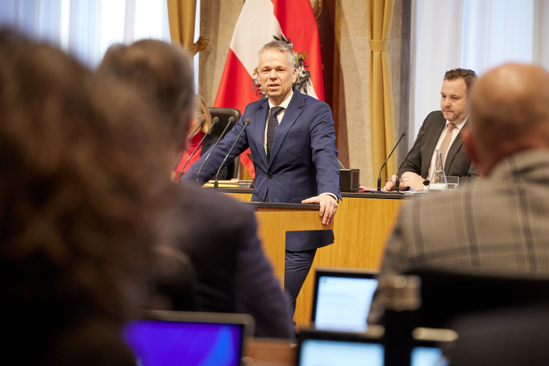 Am Redner:innenpult Vorsitzender der Bundesratsfraktion Harald Himmer (ÖVP)