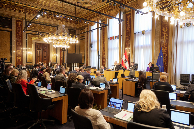 Am Redner:innenpult Bundesrätin Maria Huber (GRÜNE)