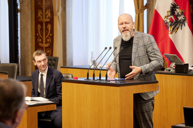 Am Redner:innenpult Vorsitzender der Bundesratsfraktion Marco Schreuder (GRÜNE)
