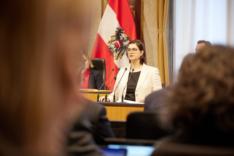 Am Redner:innenpult Bundesrätin Manuela-Anna Sumah-Vospernik (NEOS)