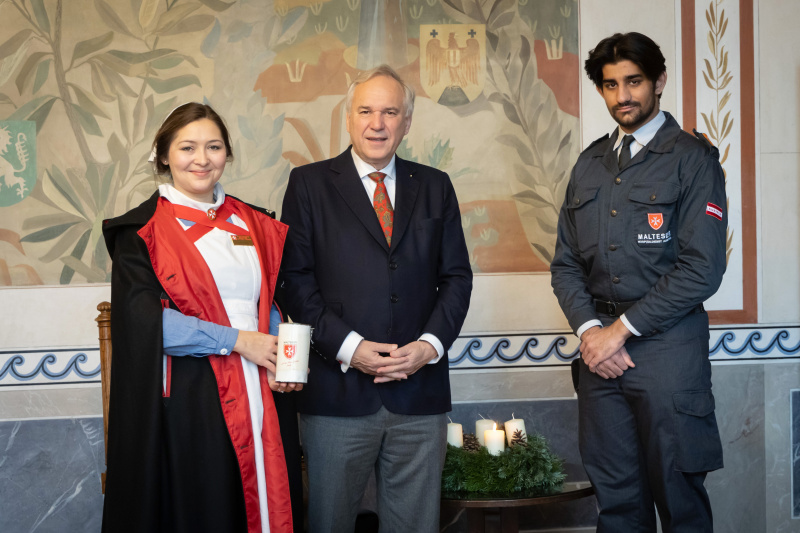 Gruppenfoto von links: Malteserin Alma Malottke, Nationalratspräsident Walter Rosenkranz (FPÖ), Maltesser Clemens Hausreither