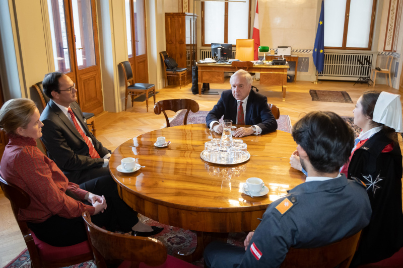 Von links: Vizekommandantin Malteser Austria Konstanze Loudon, Generalsekretär Malteser Austria Manuel Weinberger, Nationalratspräsident Walter Rosenkranz (FPÖ), Malteser Clemens Hausreither und Malteserin Alma Malottke im Gespräch