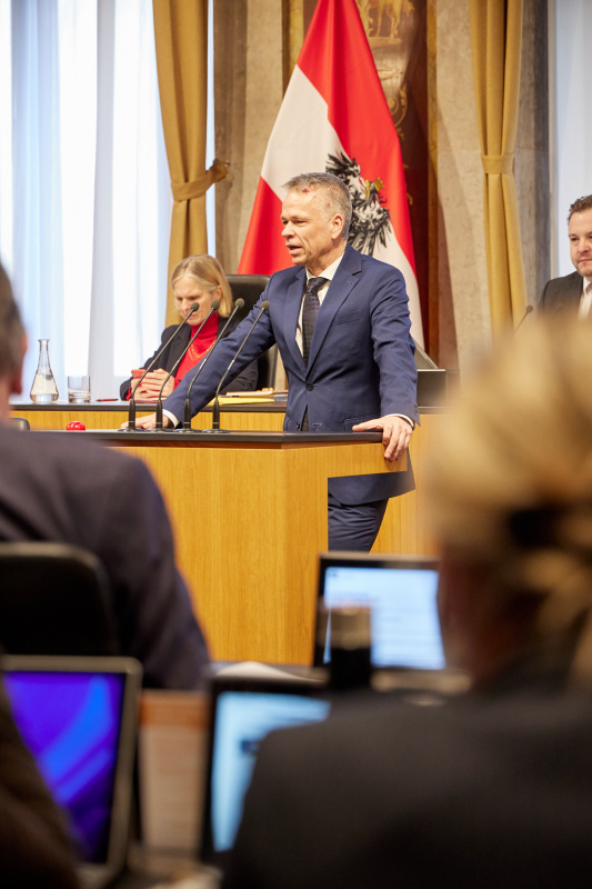 Am Redner:innenpult Bundesrat Harald Himmer (ÖVP)