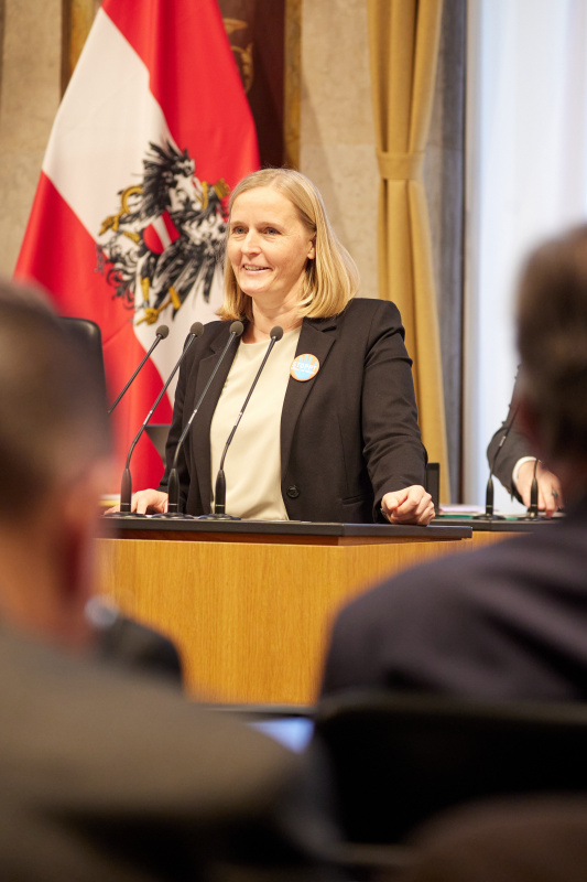 Am Redner:innenpult Bundesrätin Maria Huber (GRÜNE)