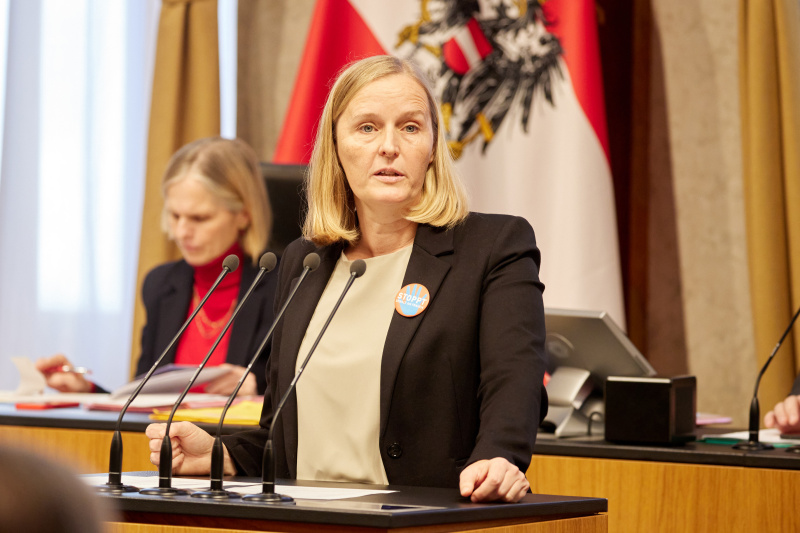 Am Redner:innenpult Bundesrätin Maria Huber (GRÜNE)