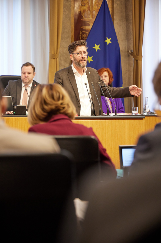 Am Redner:innenpult Bundesrat Christian Fischer (SPÖ)