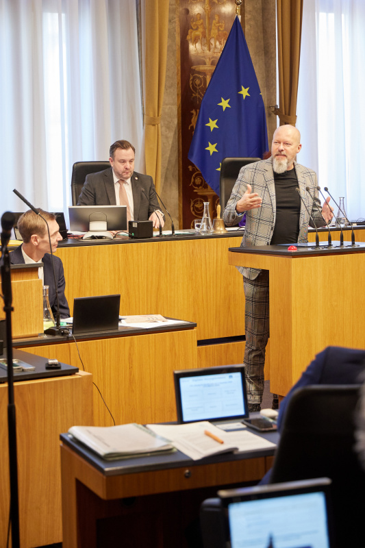 Am Redner:innenpult Vorsitzender der Bundesratsfraktion Marco Schreuder (GRÜNE)