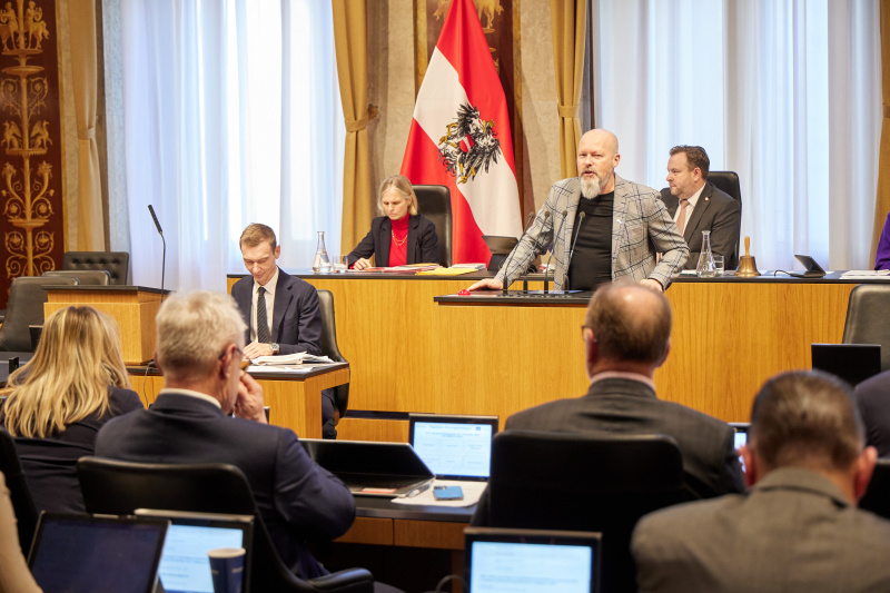 Am Redner:innenpult Vorsitzender der Bundesratsfraktion Marco Schreuder (GRÜNE)