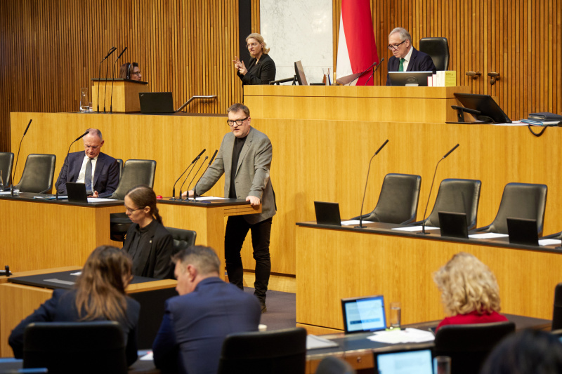 Am Redner:innenpult Nationalratsabgeordneter Markus Koza (GRÜNE)