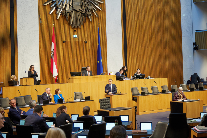 Am Redner:innenpult Nationalratsabgeordneter Wolfgang Hattmannsdorfer (ÖVP)