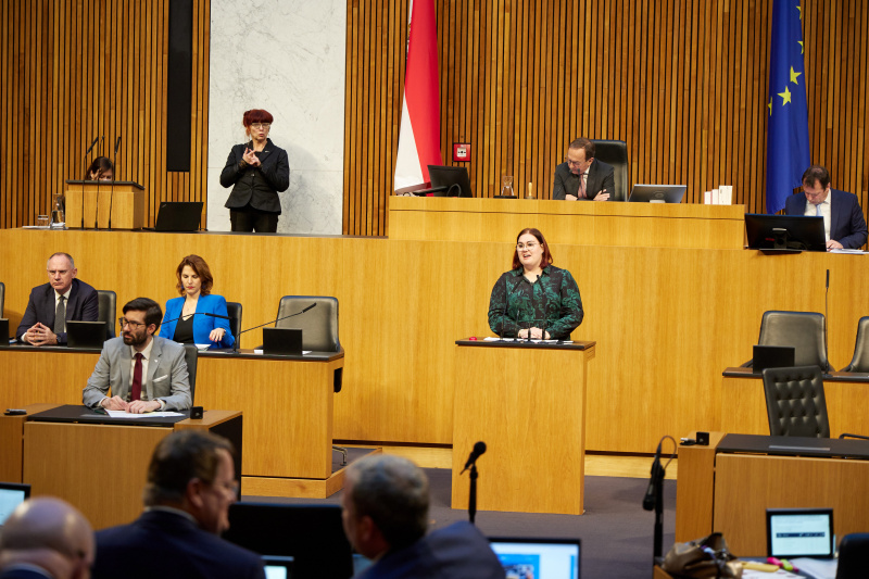 Am Redner:innenpult Nationalratsabgeordnete Carina Reiter (ÖVP)