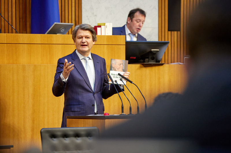 Am Redner:innenpult Abgeordneter zum Europäischen Parlament Helmut Brandstätter (NEOS)