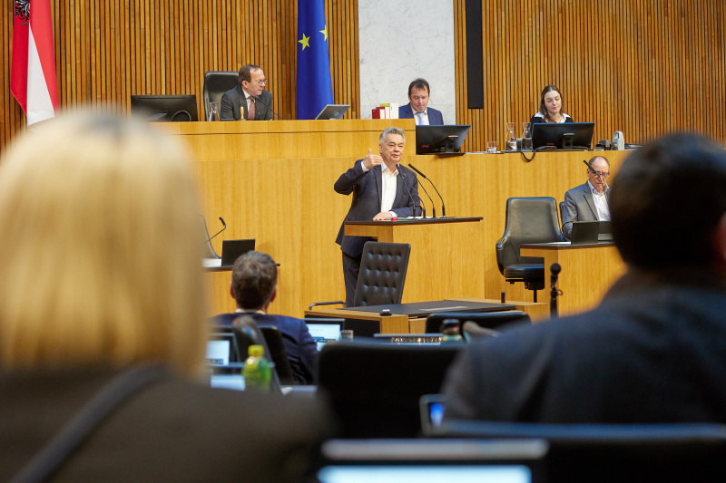 Am Redner:innenpult Bundesminister für Kunst, Kultur und öffentlichen Dienst und Sport Werner Kogler (GRÜNE)