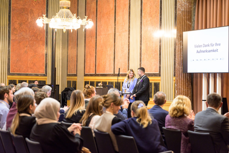 Modell Präsentation durch Student:innen. Blick Richtung Veranstaltungsteilnehmer:innen