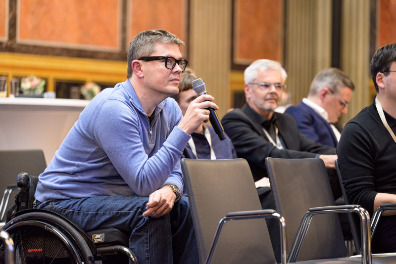 Fragerunde. Blick Richtung Veranstaltungsteilnehmer:innen