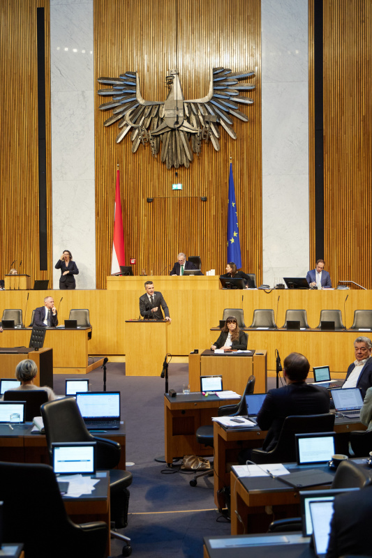 Am Redner:innenpult Nationalratsabgeordneter Gernot Darmann (FPÖ)