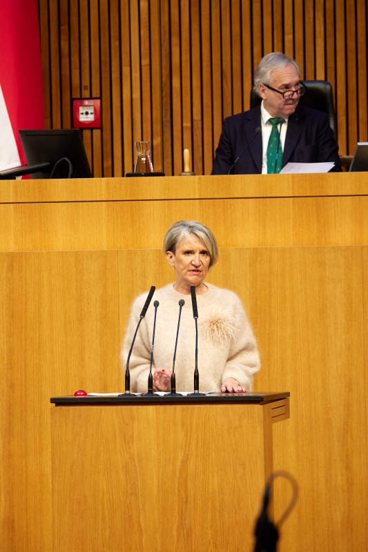 Am Redner:innenpult Nationalratsabgeordnete Romana Deckenbacher (ÖVP)