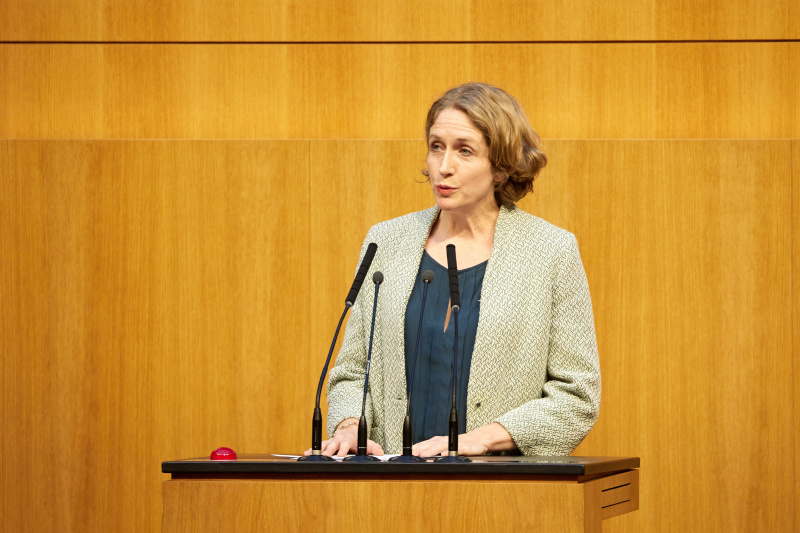 Am Redner:innenpult Nationalratsabgeordnete Stefanie Krisper (NEOS)