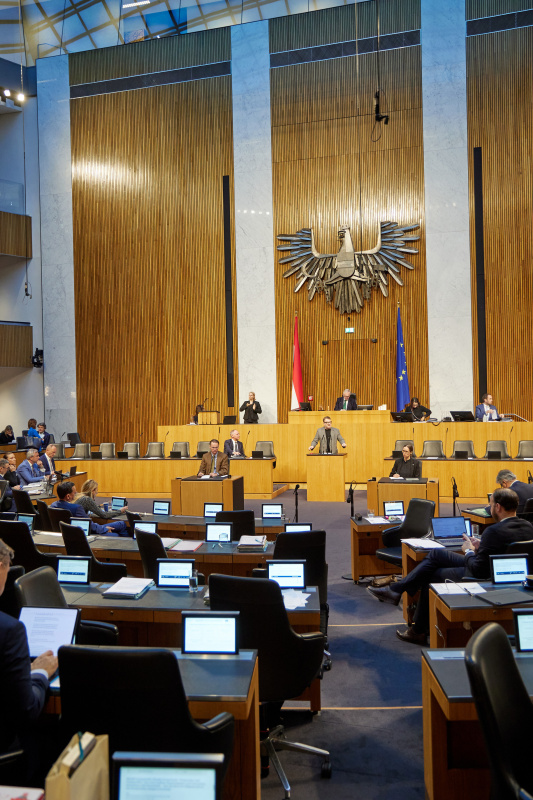 Am Redner:innenpult Nationalratsabgeordneter Markus Koza (GRÜNE)