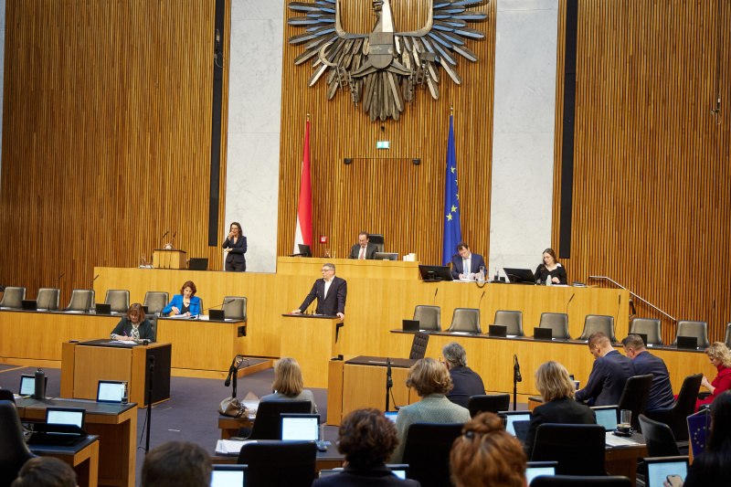 Am Redner:innenpult Nationalratsabgeordneter Jörg Leichtfried (SPÖ)
