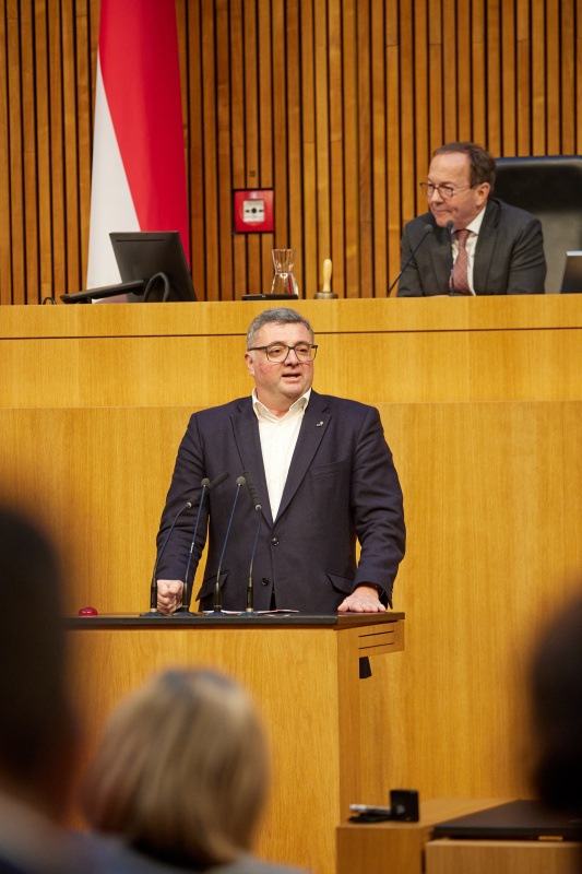 Am Redner:innenpult Nationalratsabgeordneter Jörg Leichtfried (SPÖ)