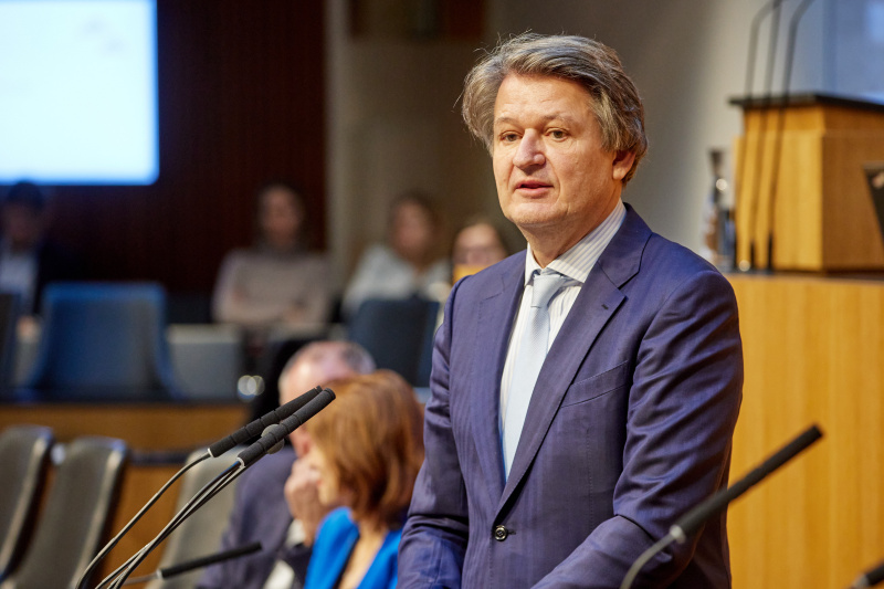 Am Redner:innenpult Abgeordneter zum Europäischen Parlament Helmut Brandstätter (NEOS)