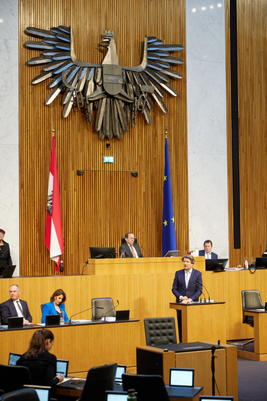 Am Redner:innenpult Abgeordneter zum Europäischen Parlament Helmut Brandstätter (NEOS)