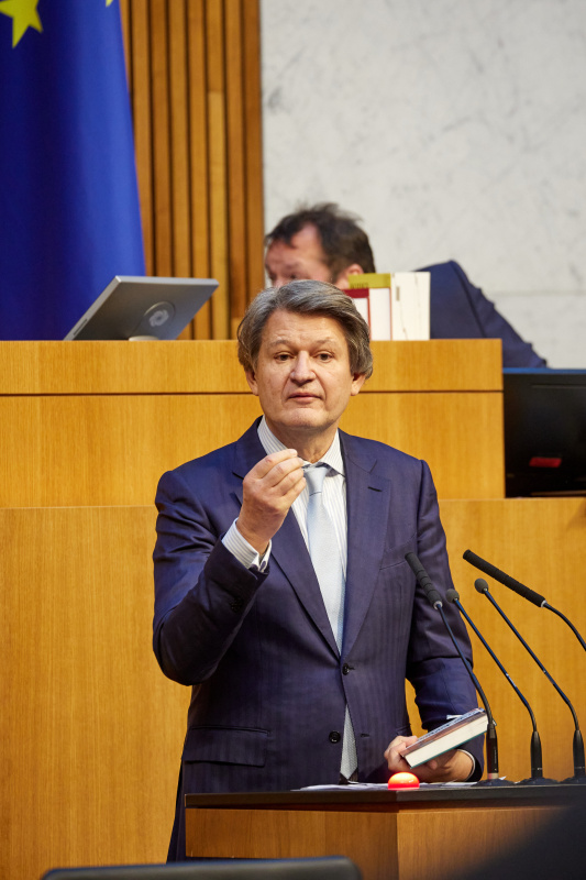 Am Redner:innenpult Abgeordneter zum Europäischen Parlament Helmut Brandstätter (NEOS)