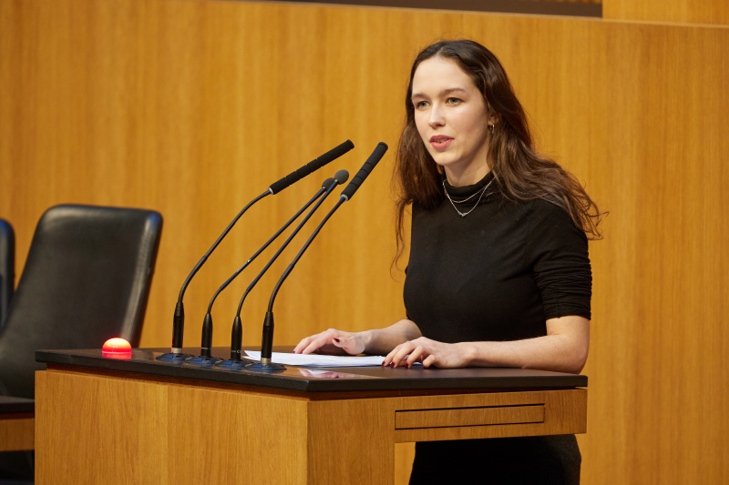 Am Redner:innenpult Abgeordnete zum Europäischen Parlament Lena Schilling (GRÜNE)
