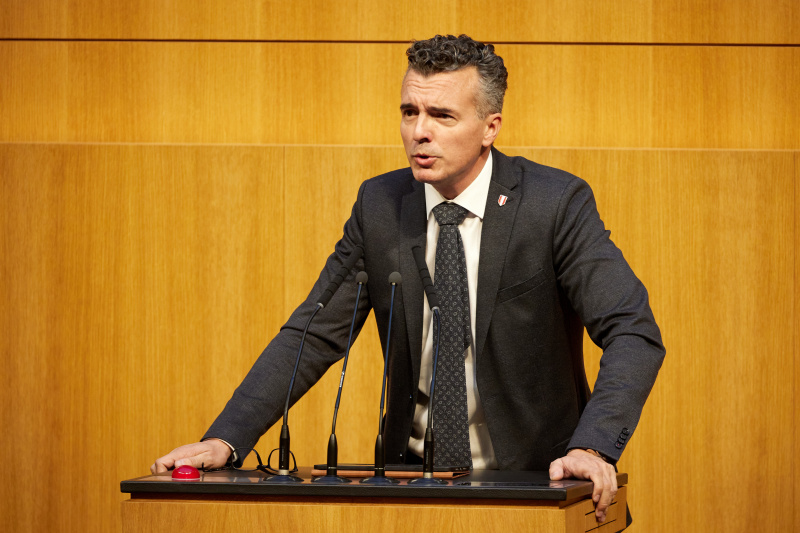 Am Redner:innenpult Nationalratsabgeordneter Gernot Darmann (FPÖ)