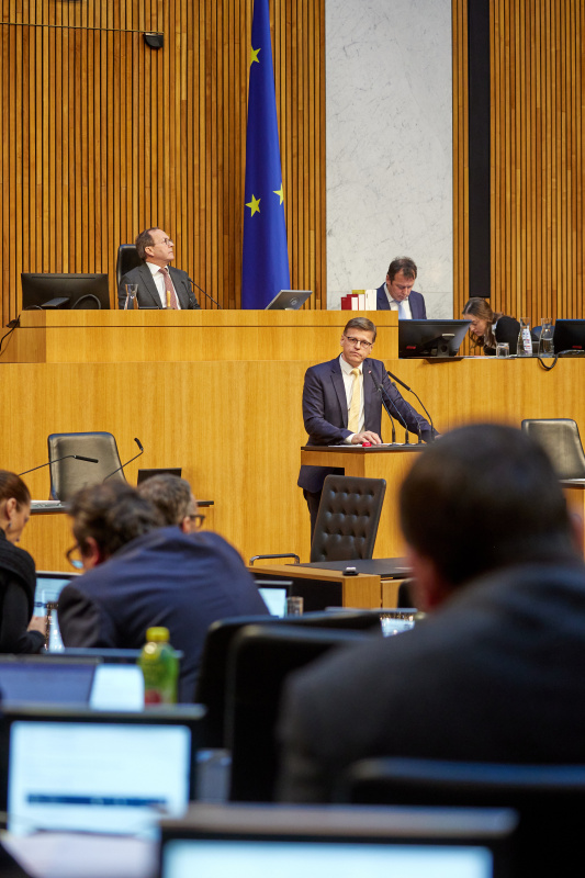 Am Redner:innenpult Nationalratsabgeordneter Valentin Dengler (NEOS)