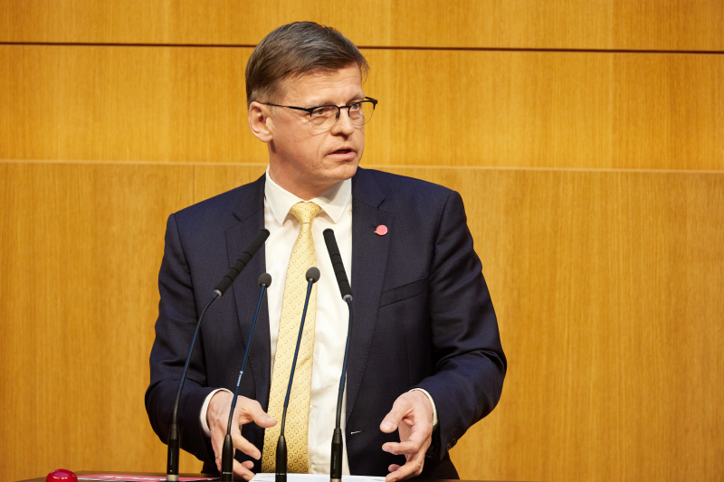 Am Redner:innenpult Nationalratsabgeordneter Valentin Dengler (NEOS)