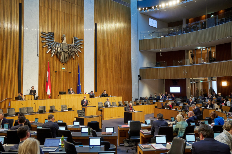 Am Redner:innenpult Nationalratsabgeordneter Wolfgang Gerstl (ÖVP)