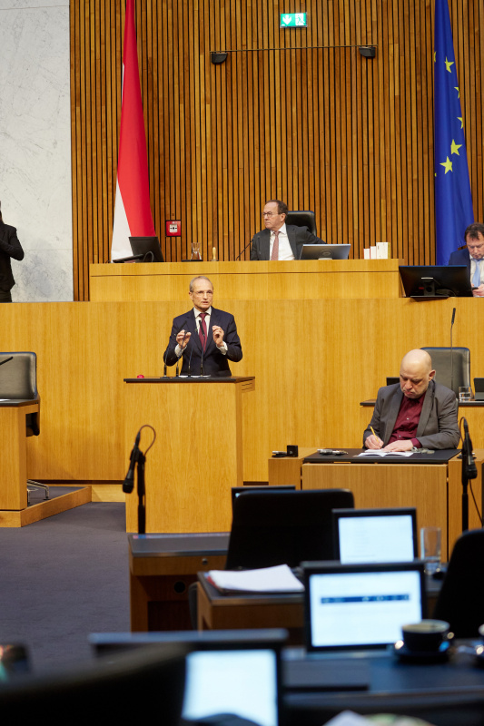 Am Redner:innenpult Nationalratsabgeordneter Wolfgang Gerstl (ÖVP)