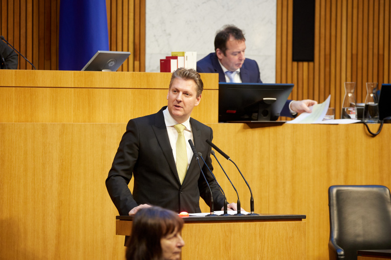 Am Redner:innenpult Nationalratsabgeordneter Markus Tschank (FPÖ)