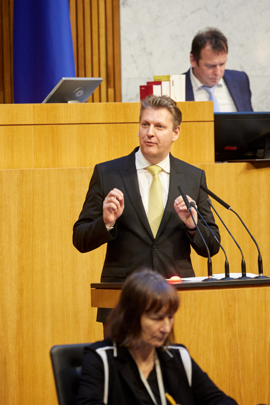 Am Redner:innenpult Nationalratsabgeordneter Markus Tschank (FPÖ)