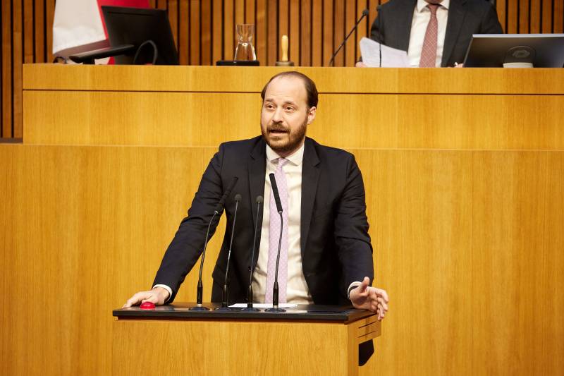 Am Redner:innenpult Nationalratsabgeordneter Nikolaus Scherak (NEOS)