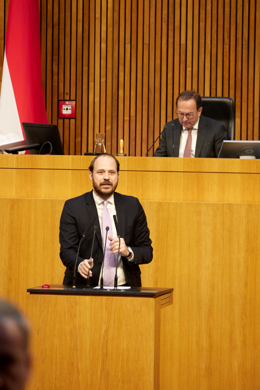 Am Redner:innenpult Nationalratsabgeordneter Nikolaus Scherak (NEOS)